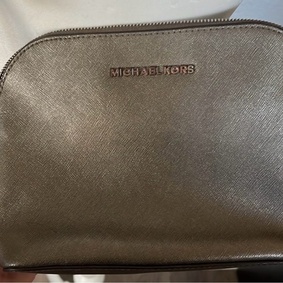 Beautiful MICHAEL Michael Kors Metallic Pewter/Silver Cross-Body Purse/Bag - Picture 2 of 9